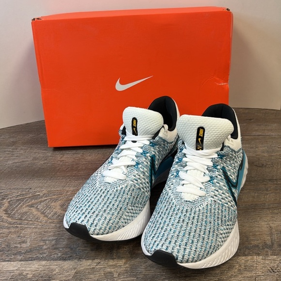 Like NEW Nike React Infinity 3 Style DH5392-102 Size 10 main image 4